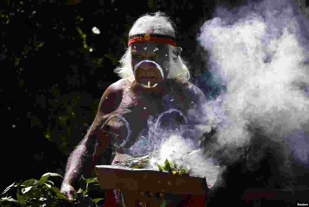 Seorang pria Aborigin bersiap melakukan upacara tradisional di kota Sydney, Australia.