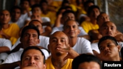 Un pandillero pandilleros durante una misa en prisión en el penal de Izalco en El Salvador. [Foto de archivo]
