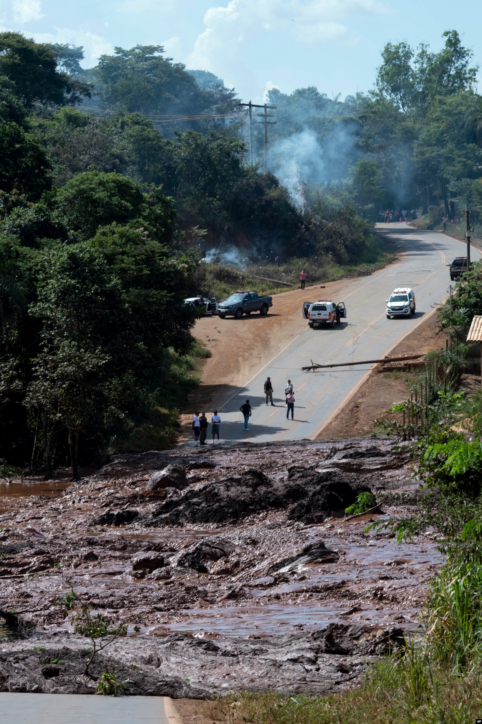 Un camino es bloqueado por lodo y otros residuos provenientes de una presa de relaves cerca de Brumadinho, Brasil, el viernes 25 de enero de 2019.