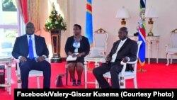 Président Félix Tshisekedi na mokokani waye ya Ouganda Yoweri Museveni na masolo na Entebe, Ouganda, 9 novembre 2019. (Facebook/Valery-Giscar Kusema)