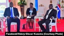 Président Félix Tshisekedi na mokokani waye ya Ouganda Yoweri Museveni na masolo na Entebe, Ouganda, 9 novembre 2019. (Facebook/Valery-Giscar Kusema)