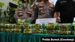 Keterangan foto: Barang bukti berupa 100 kilogram sabu-sabu yang disita dari penangkapan tersangka di Jakarta. Selasa, 18 Agustus 2020. (Courtesy: Polda Sumut). 