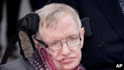 Dalam foto arsip, Professor Stephen Hawking pada saat menghadiri acara "Interstellar Live" di Royal Albert Hall di London, 30 Maret 2015. Hawking wafat 14 Maret 2018, dalam usia 76 tahun. 