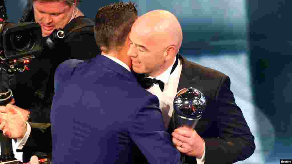 Le président Gianni Infantino remet le trophée à Cristiano Ronaldo, à Zurich, le 9 janvier 2016.
