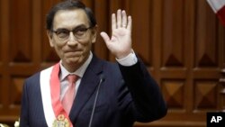 El recién juramentado presidente peruano Martín Vizcarra, el viernes 23 de marzo de 2018. Vizcarra, quien se convirtió en el nuevo presidente peruano, tiene poca experiencia gobernando, pero es conocido como un generador de consenso quien podría tener la oportunidad de cerrar brechas después de una de las peores crisis políticas en la historia reciente de la nación andina. (AP Photo / Martin Mejia)