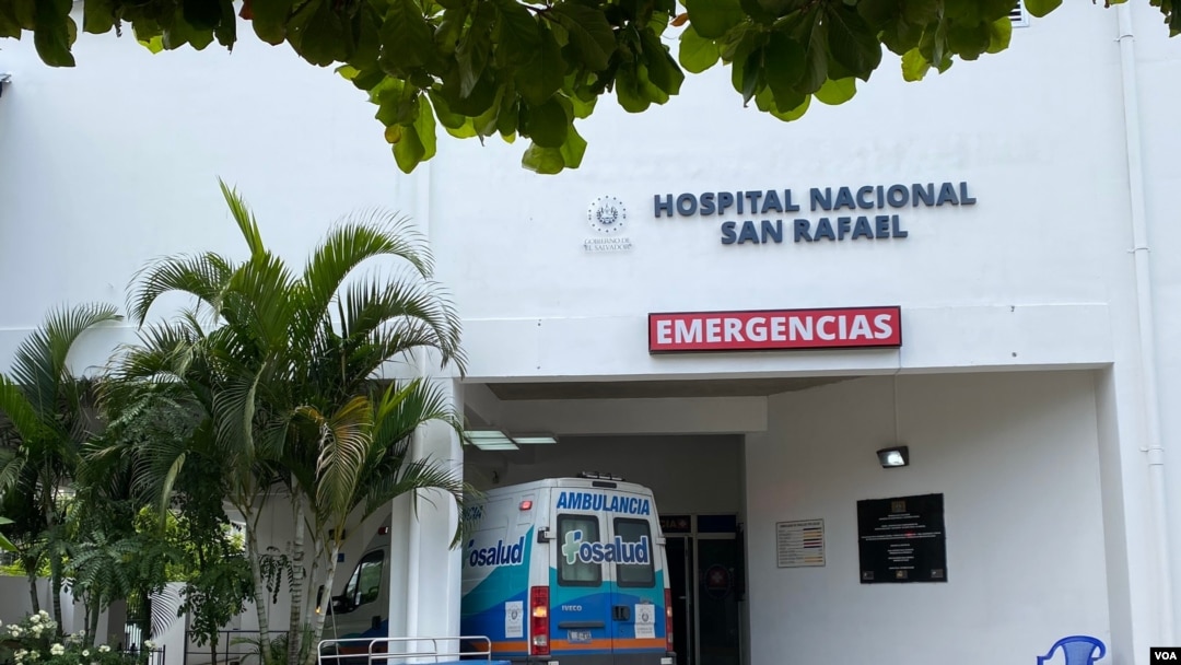 El Hospital San Rafael en Santa Tecla luce desolado en el exterior, pero su área hospitalaria ha colapsado de pacientes positivos a COVID-19.