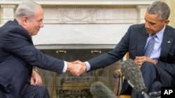President Barack Obama (R) shakes hands with Israeli Prime Minister Benjamin Netanyahu in the Oval Office of the White House in Washington, Nov. 9, 2015.