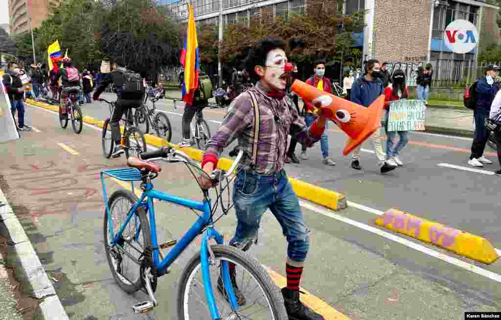 En las calles, tambi&#233;n se ve actores e improvisadores que, a trav&#233;s de su arte, env&#237;an mensajes para animar las protestas.