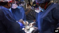 Sejumlah dokter yang tergabung dalam tim operasi transplantasi jantung, melakukan operasi transplantasi pada seorang pasien di sebuah rumah sakit di Baltimore, pada 7 Januari 2022. (Mark Teske/University of Maryland School of Medicine via AP)