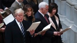 Presidenti Donald Trump dhe Nënpresidenti Mike Pence së bashku me bashkëshortet gjatë një Shërbimi Lutjesh në Katedralen Kombëtare në Uashington