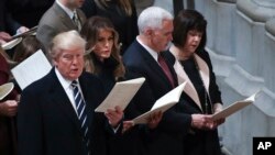 Rais Donald Trump na Makamu wake Mike Pence na familia zao wahudhuria ibada maalum