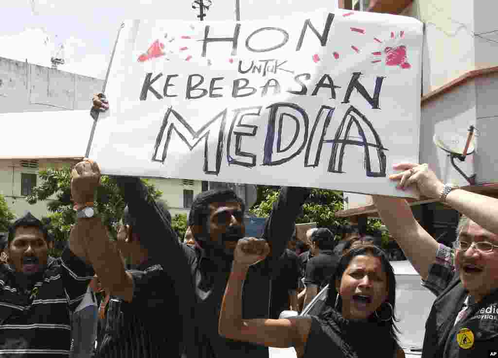 Anggota pers dalam aksi demonstrasi merayakan Hari Kebebasan Pers di Kuala Lumpur, Malaysia, 3 Mei 2012 (AP). 