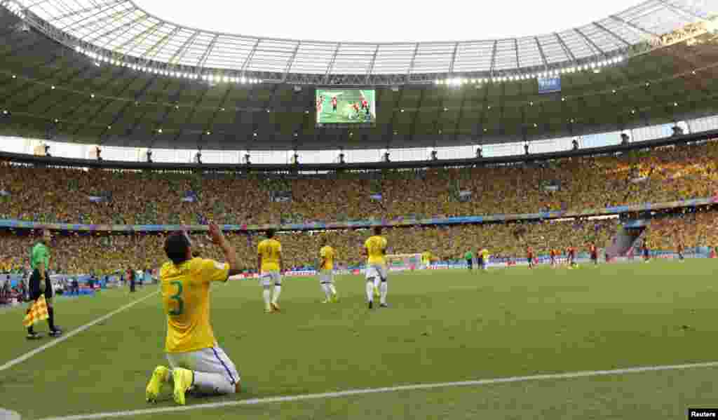 برازیل کے کھلاڑی تھیاگو سلوا کولمبیا کے خلااف گول کرنے کے بعد خوشی کا اظہار کرتےہوئے