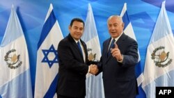 Le président guatémaltèque, Jimmy Morales, serre la main du Premier ministre israélien Benjamin Netanyahu à Jérusalem le 16 mai 2018. 