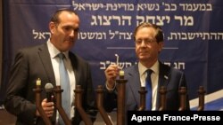 아이작 헤르조그 이스라엘 대통령(오른쪽)이 28일 유대교 전통 명절인 하누카를 맞아 점령지인 요르단강 서안지구를 방문했습니다.