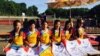 在柏林“发现足球”活动中参加比赛的藏人女子足球队在球衣上签名。（脸书照片）