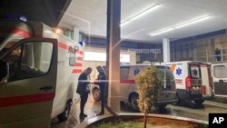 Kola hitne pomoći na ulazu u bolnicu u Peći (Foto:AP)