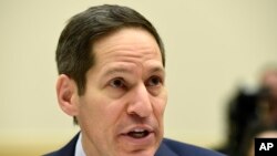 Dr. Tom Frieden, direktur Pusat Pengendalian dan Pencegahan Penyakit (CDC) AS, bersaksi mengenai kasus Zika di Kongres (10/2). (AP/Susan Walsh)