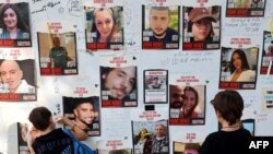 2023年10 月28 日，以色列沿海城市特拉维夫举行集会，呼吁释放人质，墙上留下的信息显示了自10月7日哈马斯袭击以色列以来，哈马斯枪手扣押的以色列人质的肖像。