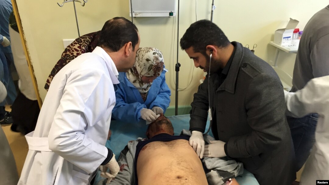 Tim medis memberi perawatan kepada seorang pria yang mengalami luka-luka akibat ledakan bom truk di rumah sakit Misurata, Libya, Kamis (7/1). 