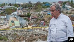 Sekjen PBB Antonio Guterres terdiam beberapa kali saat meninjau daerah terparah terdampak gempa bumi di Balaroa, Palu, Sulawesi Tengah, 12 Oktober 2018.