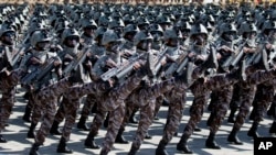 Tentara berbaris dalam parade peringatan 70 tahun berdirinya Korea Utara di Pyongyang, Korea Utara, 9 September 2018, sebagai ilustrasi. (Ng Han Guan/AP)