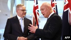 新西兰新任总理克里斯托弗·卢克森（Christopher Luxon，右）2023年12月20日访问澳大利亚、会见总理安东尼·阿尔巴尼斯（Anthony Albanese）。（法新社）