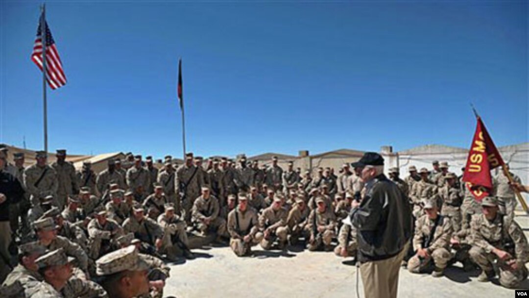 Menteri Pertahanan AS Robert Gates berbicara di depan para tentara Marinir Batalion 3 di provinsi Helmand, Selasa (8/3).