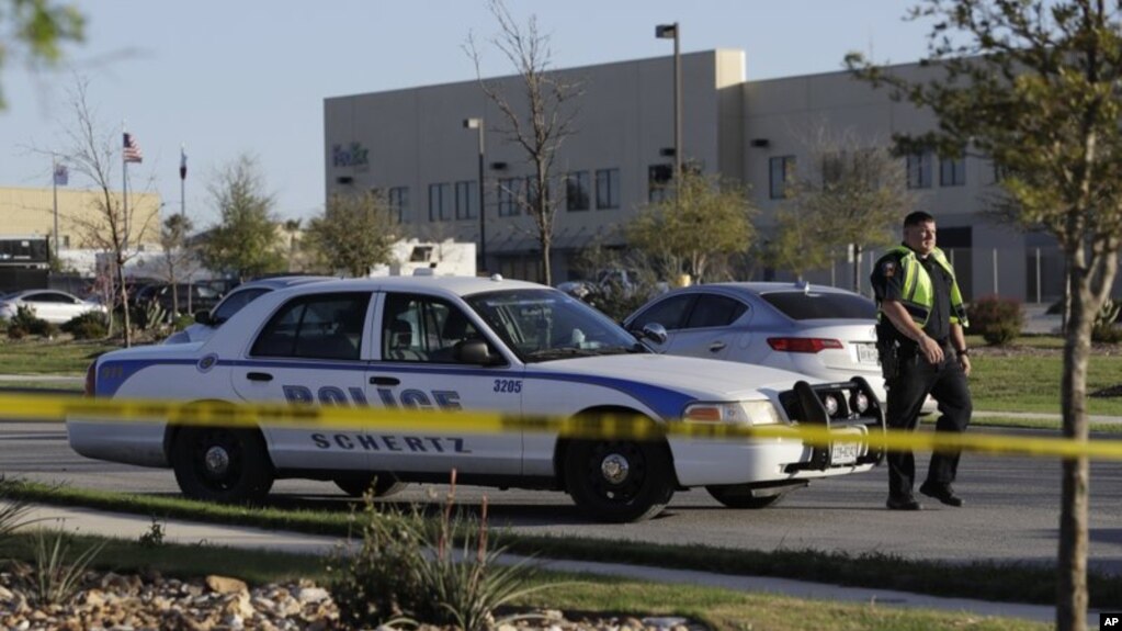 Một cảnh kiểm soát bên ngoài trung tâm phân phối hàng của FedEx ở Schertz, Texas, nơi 1 quả bom tự chế đã phát nổ hôm 20/3. Các giới chức tin rằng nó có liên quan tới các vụ nổ gần đây ở Texas.