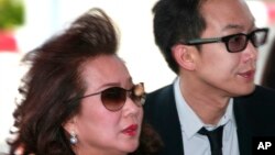 Pojaman Na Pombejra (kiri), mantan istri mantan PM Thailand Thasksin Shinawatra, dan putranya Panthongtae Shinawatra (kanan), di pengadilan Bangkok, Thailand, 24 Agustus 2011. (Foto: dok).