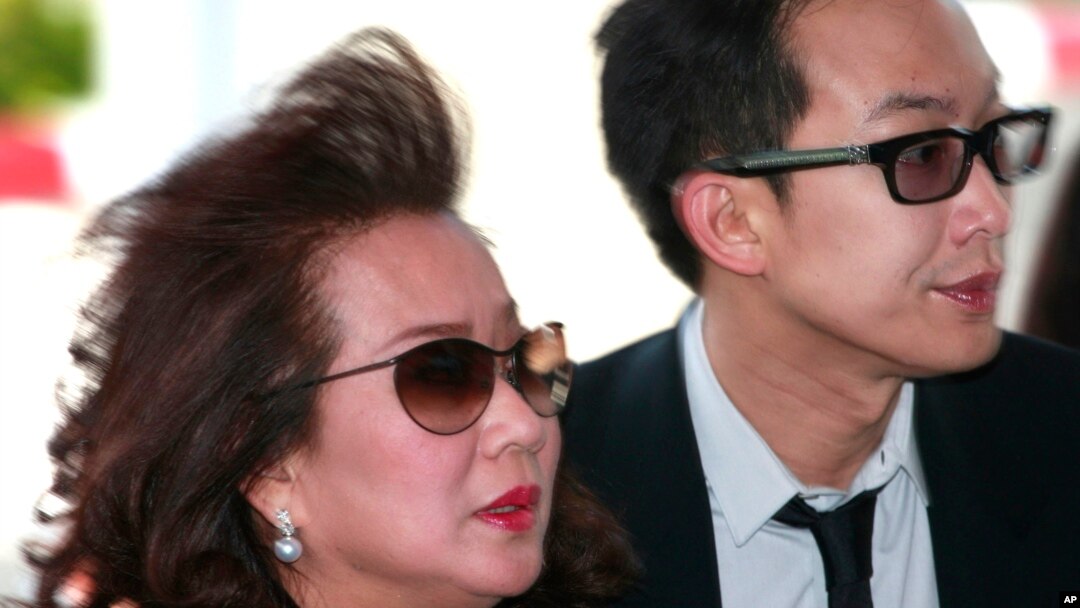 Pojaman Na Pombejra (kiri), mantan istri mantan PM Thailand Thasksin Shinawatra, dan putranya Panthongtae Shinawatra (kanan), di pengadilan Bangkok, Thailand, 24 Agustus 2011. (Foto: dok).