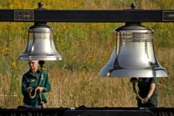 Voluntarios hacen sonar campanas en el Monumento al Vuelo 93 en Shanksville, Pensilvania, el 11 de septiembre de 2019.