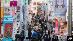 Orang-orang berjalan di pusat perbelanjaan terkenal di Harajuku di Tokyo pada hari Kamis, 17 Desember 2020. (Foto: AP)