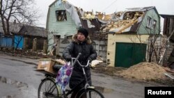 Uništene kuće u Debaljcevu, na istoku Ukrajine