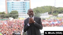 Nelson Chamisa, umukuru w'umugambwe MDC w'imfatakibanza ashikiriza ijambo abanyamugambwe i Harare, Zimbabwe, itariki 19/02/2018.