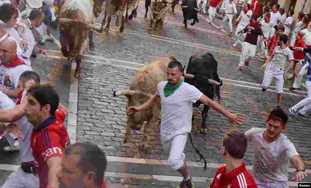 A runner sprints in front of Fuente Ymbro fighting bulls at the Estafeta corner during the first running of the bulls at the San Fermin festival in Pamplona, northern Spain, July 7, 2016. REUTERS/Vincent West - RTX2K337