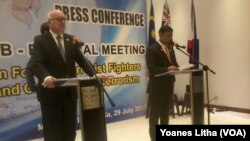 Menkopolhukam Wiranto (kanan) dan Jaksa Agung Australia George Brandis menyampaikan hasil pertemuan Sub Regional Meeting 6 negara dalam konferensi pers di Hotel Four Points Manado, Sulawesi Utara, Sabtu (29/7).