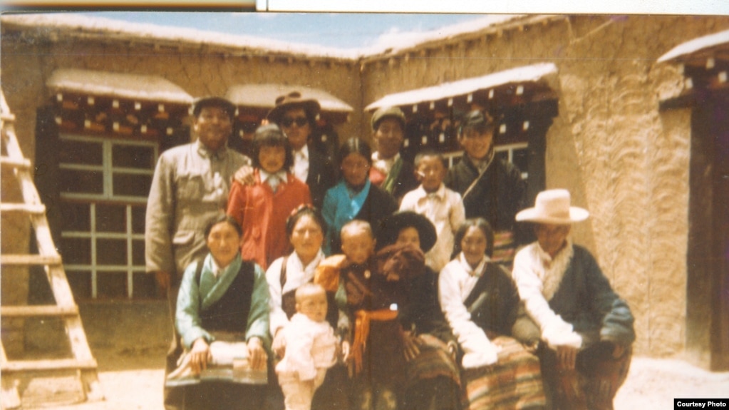 1995年达赖喇嘛认定的第十一世班禅喇嘛，6岁男童根敦确吉尼玛及其家人。在达赖喇嘛宣布三天后，根敦确吉尼玛和家人被带走。（图片由李江琳提供）(photo:VOA)