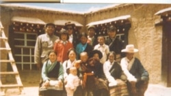 1995年达赖喇嘛认定的第十一世班禅喇嘛，6岁男童根敦确吉尼玛及其家人。在达赖喇嘛宣布三天后，根敦确吉尼玛和家人被带走。（图片由李江琳提供）