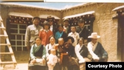 1995年达赖喇嘛认定的第十一世班禅喇嘛，6岁男童根敦确吉尼玛及其家人。在达赖喇嘛宣布三天后，根敦确吉尼玛和家人被带走。（图片由李江琳提供）