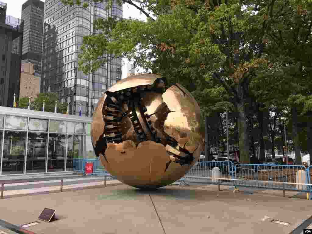 حیاط سازمان ملل متحد به چندین مجسمه مزین شده است