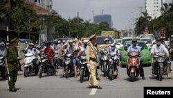 Vấn nạn cảnh sát giao thông và người dân đã và đang là một điều nhức nhối trong bao năm nay ở Việt Nam.