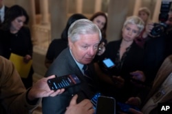 Senator Lindzi Grejem, član senatskog Odbora za pravosuđe razgovara sa novinarima na Kapitolu.Vašington, 20. novembar, 2024.(Foto: AP/J. Scott Applewhite)