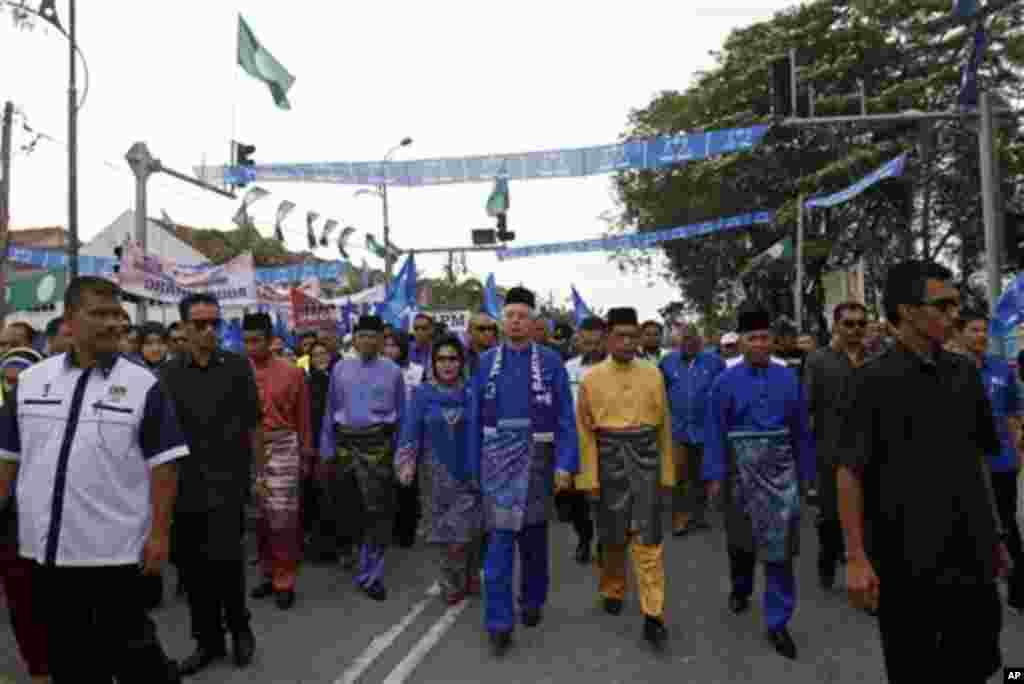 Perdana Menteri Najib Razak (tengah) dan para kandidat lain tiba di sebuah pusat nominasi pemilihan umum di Pekan, negara bagian Pahang, Malaysia, pada 20 April 2013. (AP/Lai Seng Sin)