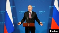 Ruski predsednik Vladimir Putin na konferenciji za novinare posle sastanka sa predsednikom SAD u Ženevi (Foto: Reuters/Alexander Zemlianichenko/Pool)