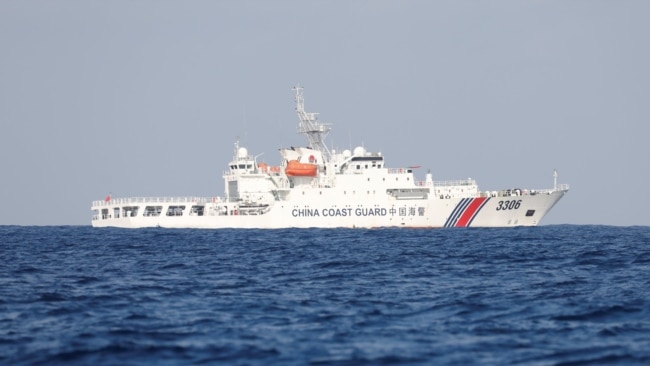 中国一艘海监船2017年4月5日在斯卡伯勒浅滩(Scarborough Shoal 中国称黄岩岛)附近的争议水域巡逻。