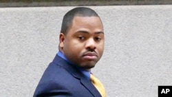 William Porter, one of six Baltimore city police officers charged in connection to the death of Freddie Gray, walks into a courthouse for jury selection in his trial, Nov. 30, 2015, in Baltimore, Maryland. Porter's lawyers renewed their defense on Dec. 10, 2015, after the officer testified that he was sorry about the man's death from a spinal injury suffered in custody.