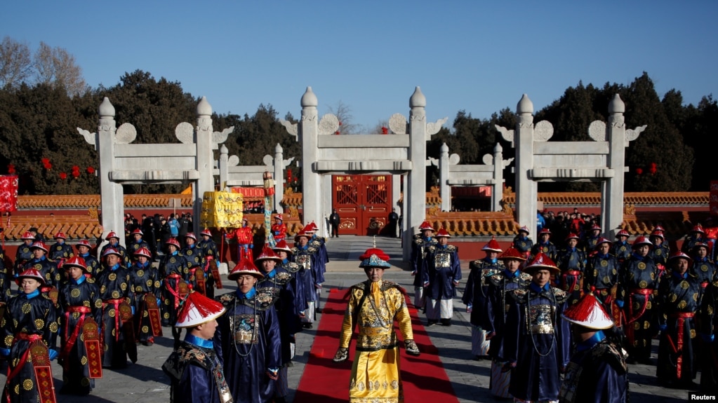 在北京地坛公园的春节庙会上，表演清代仪式，皇帝为农历新年祈求丰收和幸运（2018年2月16日）。(photo:VOA)
