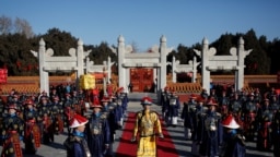 在北京地坛公园的春节庙会上，表演清代仪式，皇帝为农历新年祈求丰收和幸运（2018年2月16日）。