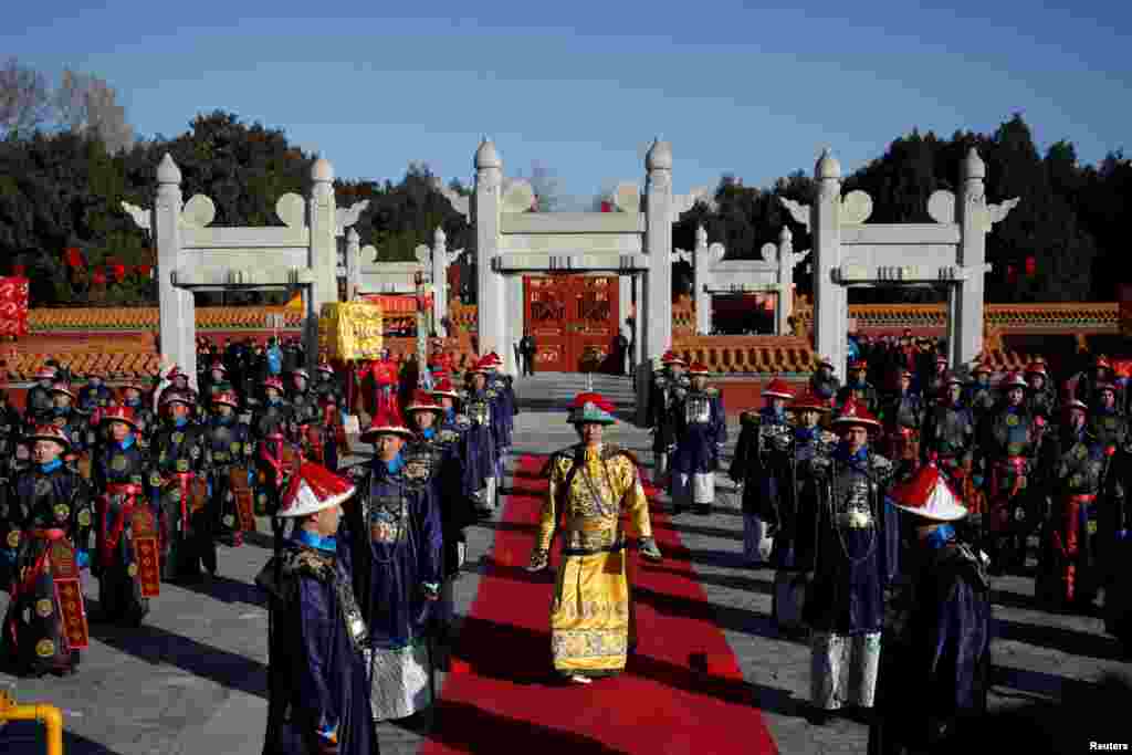 在北京地坛公园的春节庙会上，表演清代仪式，皇帝为农历新年祈求丰收和幸运（2018年2月16日）。这场皇帝秀，没像泰山封禅秀那样缩水。中国央视早先的一篇报道提到春晚的山东泰山分会场将重现秦汉等五朝帝王的封禅盛况。许多分析人士将其解读为赞美帝制之作，甚至体现中共领导人的&ldquo;皇帝梦&rdquo;。后来，春晚直播仅仅将封禅大典舞台作为表演的背景，亮相时间很短。